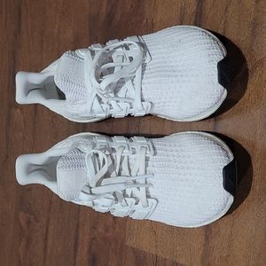 adidas Ultra Boost shoes in white sz 5.5